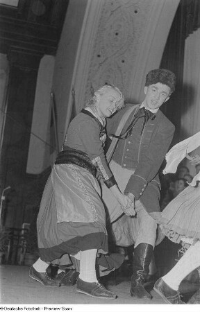 Auftritt einer am Bezirksausscheid der Volkskunstgruppen 1954 teilnehmenden Tanzgruppe