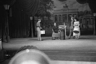 Szenenbilder aus " Ein Polterabend" von W. Bernhardy mit U. Thein als Schusterjunge, Deutsches Theater 30.12.1952