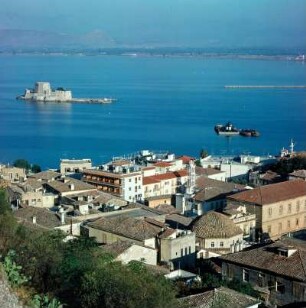 Nauplia. Blick auf die Unterstadt und die Insel Burtsi