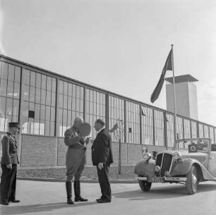 Eigentümer Carl Friedrich Wilhelm Borgward und der Gauleiter für Weser-Ems Carl Röver begrüßen sich, Eröffnung des neuen Autowerks von Borgward in Bremen-Sebaldsbrück am 23. September 1938