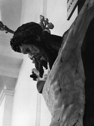 Kruzifix : Kruzifix. Holz, geschnitzt (um 1480). Hüftstück. Mödingen, Klosterkirche Mariä Himmelfahrt