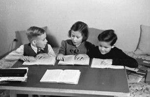 Bukarest: Familie Schmidt, Kinder an der Schulbank