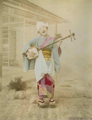 Stehendes Mädchen beim Shamisen-Spiel