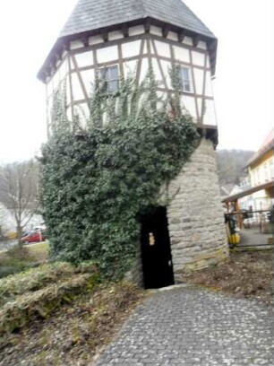 Stadtbefestigung - Ansicht im Südsüdwesten - Rundturm (teilrekonstruiert) von Osten mit Obergeschoß in Fachwerk