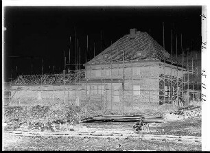 Staustufe Viereth. Baumaßnahmen an einem Gebäude. Aufnahme nicht näher beschreibbar.