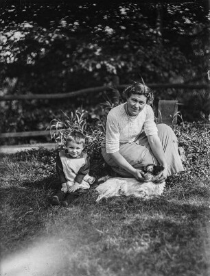 Agnes Zimmermann und Neffe Lothar : Portrait von Rudolf Zimmermanns Schwester Agnes (1888-1918) und Neffen Lothar.