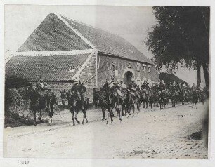Französisches Kürassier-Regiment auf dem Wege zur Front (Aufn d. Leipziger Presse-Büro)