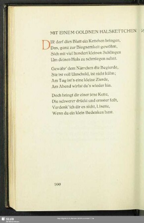 Mit einem goldenen Halskettchen