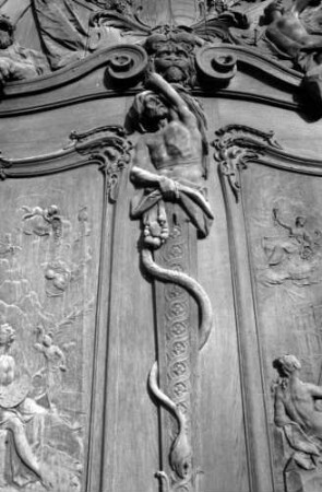Oberschleißheim: geschnitztes Portal an der Westfront