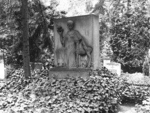 Grabdenkmal mit Halbrelief einer knieenden Frau mit Reh : Grabdenkmal mit Halbrelief einer knieenden Frau mit Reh. Sandstein. um 1920. Bautzen, Taucherfriedhof