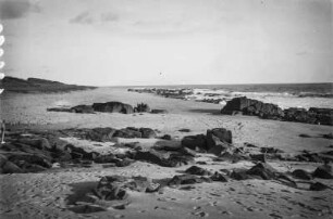 Strandbild : Blick entlang des Sandstrandes südöstlich von Monrovia.