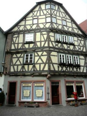 Stadtbild-Kirchplatz im Westen - Fachwerkhaus (Nr 6) von Osten - Fachwerkobergeschosse in Riegelbauweise auf steinernem Stock mit steinerner Brandmauer im Süden