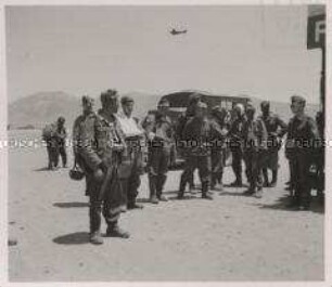 Wehrmachtssoldaten, Junkers Ju Maschinen kehren aus Kreta mit verwundeten Fallschirm- und Gebirgsjägern zurück nach Athen.