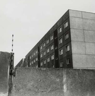 Wohnhaus : Wohnhaus. Blick über die Begrenzungsmauer (ehem. Grenze des Geländes der Staatssicherheit) des Gebäudekomplexes Nr. 112 - 122