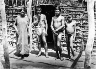 Familie : Eine Familie vor einer Hütte, auf dem Gelände der Mission des Heiligen Antonio