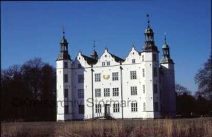Schloss Ahrensburg: Ansicht von Süden: Südfassade mit angrenzenden Türmen: an mittlerem Giebelhaus Sonnenuhr: Gartenportal, Gartenbrücke über inneren Schlossgraben