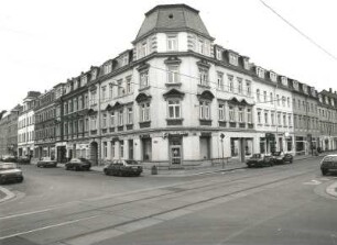 Dresden-Pieschen, Oschatzer Straße 25/27. Doppelwohnhaus mit Läden (um 1890). Eckansicht mit Fassade Bürgerstraße