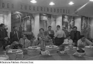 Fachbesucher am Messestand der Zuckerindustrie