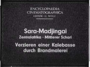 Sara-Madjingai (Zentralafrika, Mittlerer Schari) - Verzieren einer Kalebasse durch Brandmalerei
