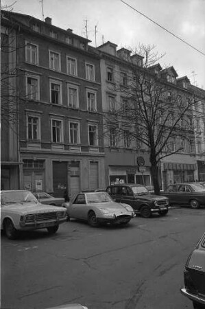 Proteste der Arbeitsgemeinschaft Südstadt der Karlsruher Jungsozialisten gegen das Leerstehenlassen zweier dreistöckiger Wohnhaus in der Werderstraße 36 - 38