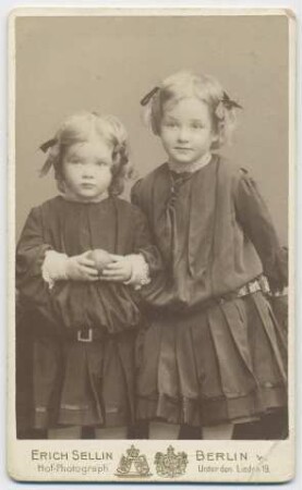 Marlene Dietrich mit ihrer Schwester Elisabeth (Berlin, 1905) (Archivtitel)