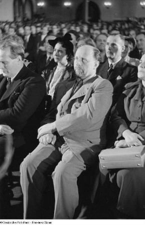 Portrait Walter und Lotte Ulbrichts im Publikum der Bachfeier