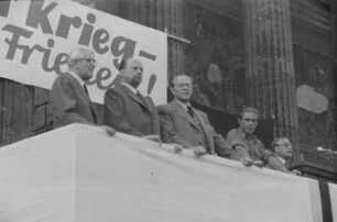 Protestdemonstration gegen die Kriegsprovokation in Korea : Blick auf die Bühne vor dem Alten Museum mit Otto Grotewohl (3.v.l.) und Walter Ulbricht (2.v.l.)