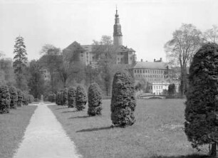 Weesenstein. Schloßgarten : Müglitztal-Weesenstein, Schloßgarten. Weg mit Scheinzypressen im Park (um 1780) gegen Schloß (Gründung um 1200, Ausbau A. 15. Jh., bezeichnet 1781)