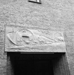 Evangelische Auferstehungskirche: Alte Landstraße: Relief "Arche Noah" des Bildhauers Siegfried Assmann über Haupteingang