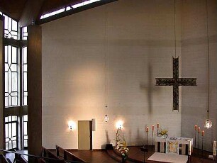 Gulbransson, Olaf Andreas ; Nürnberg - Schweinau; Ev. Kreuzkirche mit Gemeindezentrum - Altarraum (Innenraumperspektive)