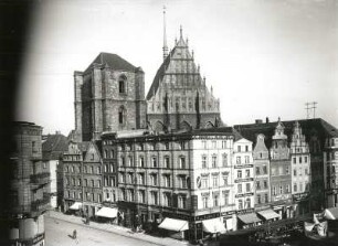 Neiße, Stadt : Neiße (Nysa(Polen). Blick von einem Wohnhaus Ring/Breslauer Straße nach Osten zum Gockenturm und zur Pfarrkirche St. Jakobi