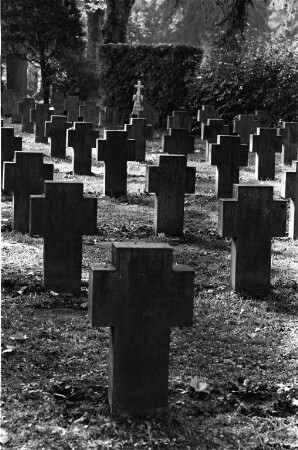 Gräberfeld für die polnischen und russischen Fliegeropfer des Zweiten Weltkriegs auf dem Karlsruher Hauptfriedhof.