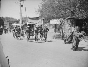 Reise nach China. Peking : Straßenbild mit Trauerzug und Säftenträgern (wahrscheinlich Mönche)