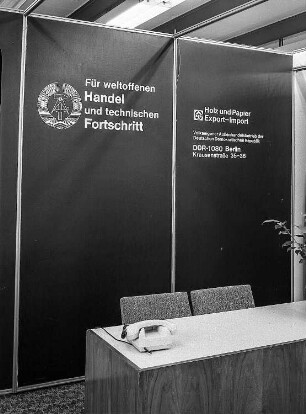 Halle 15. Werbetafeln von Holz und Papier - Export - Import