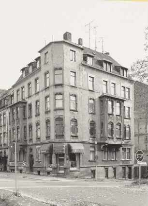 Wohnhaus mit Laden