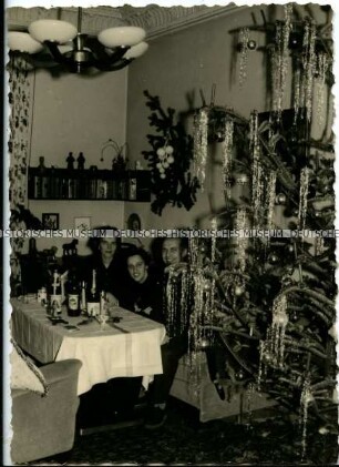 Fröhliche Gruppe am Weihnachtsbaum