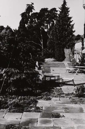 Hakeburg (Wohnsitz des Reichspostministers), Kleinmachnow: Terrasse mit Möbeln