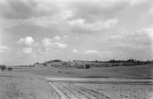 Seifersdorf bei Radeberg : Seifersdorf bei Radeberg. Blick über Felder zum Ort