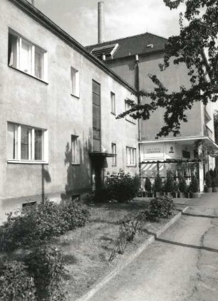 Dresden-Trachau. Wohnsiedlung der Gewobag (1928/um 1935; H. Richter). Wohnhaus, Aachener Straße 11 b. Straßenansicht mit Vorgarten