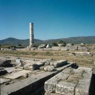Samos. Tempel des Polykrates. Heraion. Vor der Ostseite des Polykrates-Tempels, 538-522 v. Chr. Vorn Hera-Peripteros als Interims-Tempel