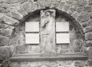 Denkmal für die Opfer des Ersten und Zweiten Weltkrieges : Denkmal für die Opfer des Ersten und Zweiten Weltkrieges. Gneis (um 1920, um 1990 ergänzt). Kipsdorf, Kirchplatz