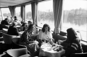 Bingen: Damen am Frühstückstisch, im Salon