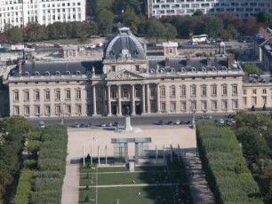 Blick vom Eiffelturm auf Militärschule Ecole Militaire, am Marsfeld