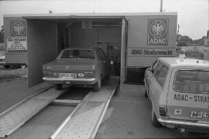 Beleuchtungsaktion der ADAC-Straßenwacht für Autofahrer auf dem Messplatz