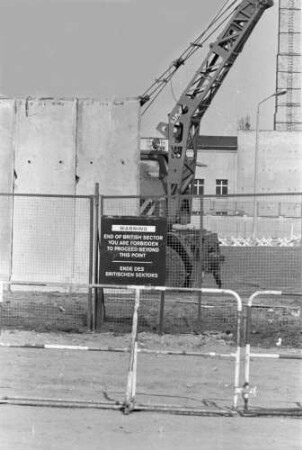 Sektorenschild vor der Grenzmauer 75 am Potsdamer Platz