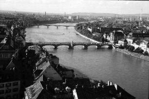 Basel: Blick vom Münster, Rheinbrücken stromabwärts, von oben