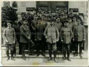 Hindenburg und Ludendorff mit Mitgliedern der Obersten Heeresleitung im Großen Hauptquartier