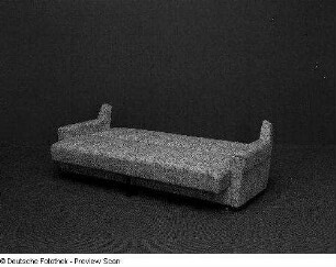 Sofa (Dreisitzer) : Leipzig. Leipziger Herbstmesse, 1983. Sitzgruppe. Holz, Polsterung mit Mischgewebebezug (1983; VEB Polstermöbelwerke Cottbus). Sofa (Dreisitzer)