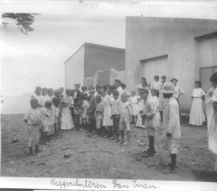 Straßenszene mit Kindergruppe in San Juan : Weltreisen. San Juan. Straßenszene mit Kindergruppe