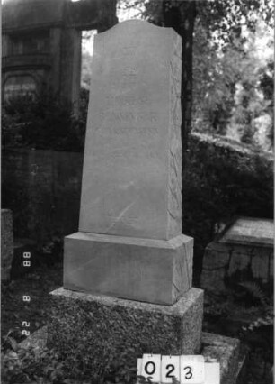 Grabstein 23 (Index: 100080067) Material: weißer Marmor, unterer Sockelteil Granit Zustand: gut Maße HxBxT: 165x44x22 cm Beschreibung: konische Stele, getreppter Sockel, Konvexbogenabschluß Symbolik: Davidstern: Grabstein 23